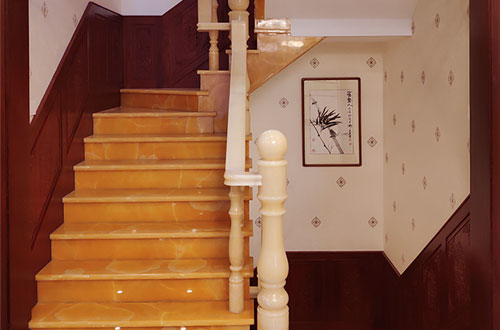 毛嘴镇中式别墅室内汉白玉石楼梯的定制安装装饰效果